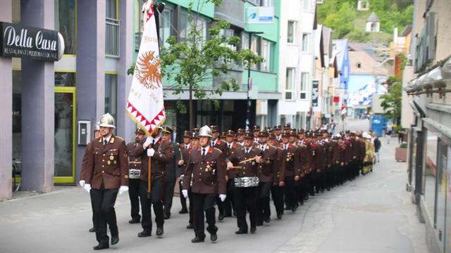 Traditionelle Florianiprozession der Stadtfeuerwehr Imst in Begleitung des Stadtdekans zum Florianbrunnen.